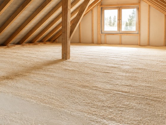 Superficie di sottotetto isolata con poliuretano a spruzzo