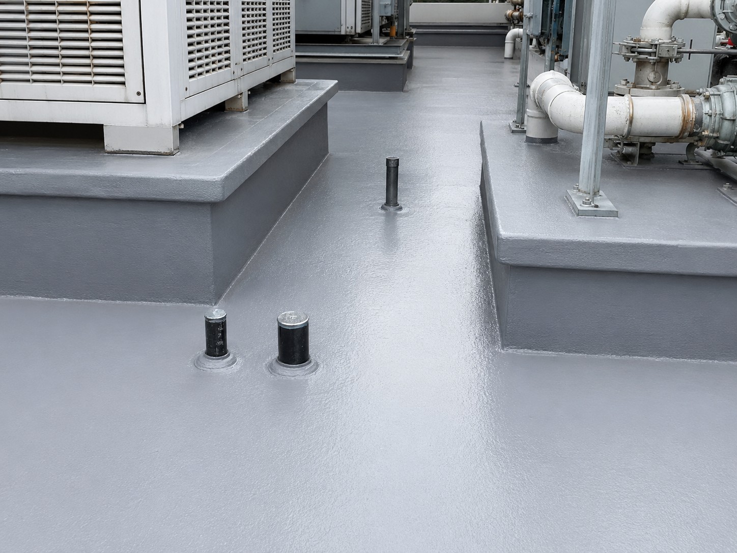 Copertura tecnica con impianti protetta da rivestimento continuo in poliurea