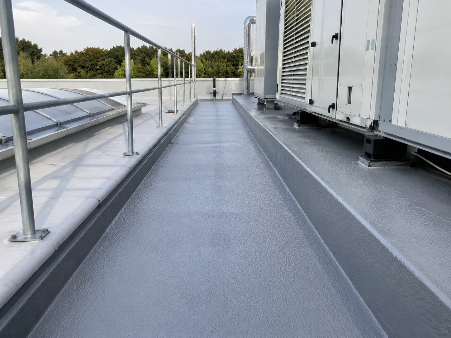 Passerella tecnica su copertura protetta con rivestimento continuo in poliurea