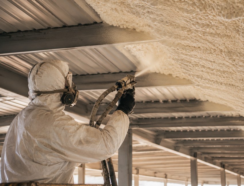 Capannone industriale con pareti e copertura isolate con poliuretano a spruzzo