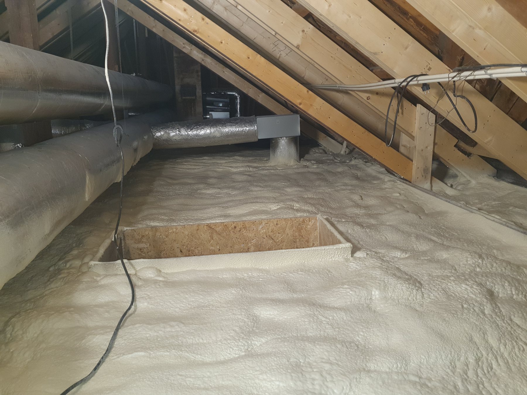 Dettaglio di botola e impianti in sottotetto isolato